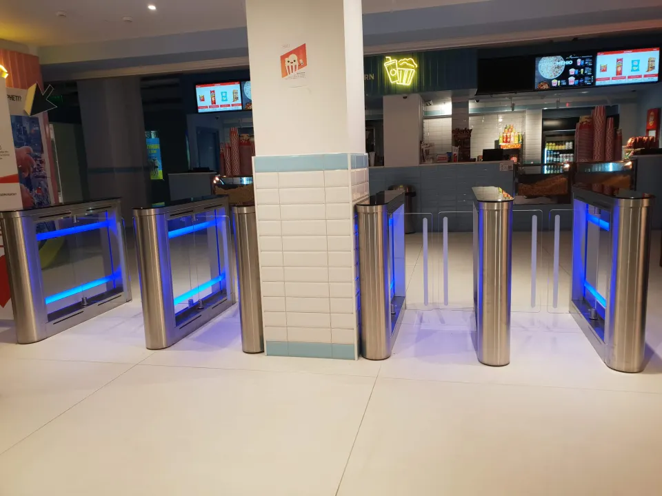 Sweeper — турнікети на вході в кінотеатр Multiplex, Київ