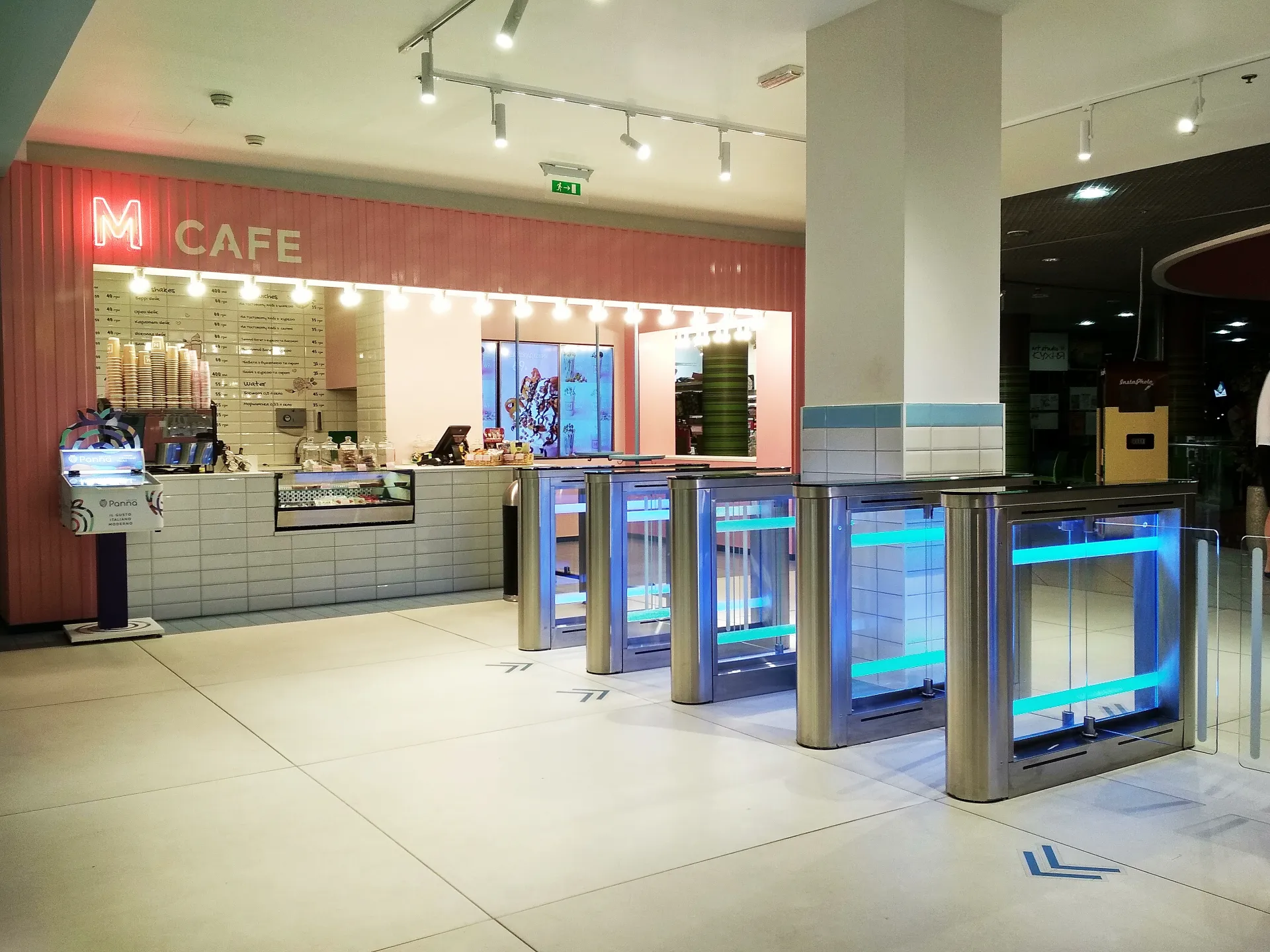 Sweeper — турнікети на вході в кінотеатр Multiplex, Київ